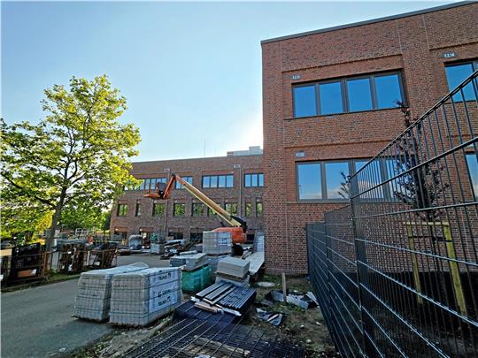 Kurz vor dem Abschluss der Arbeiten: Das neue Schulzentrum wird den beiden Nutzern in einer Woche offiziell übergeben. Foto: Sowa