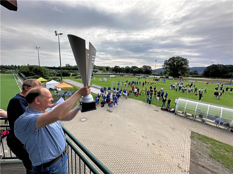 In Bad Harzburg messen sich Energieversorger im Fußballspiel Kurz vor dem Anpfiff präsentiert Thüga-Gesamtbetriebsratsvorsitzender Michael Bauta den versammelten Fußballern den Thüga Cup. Foto: Schlegel