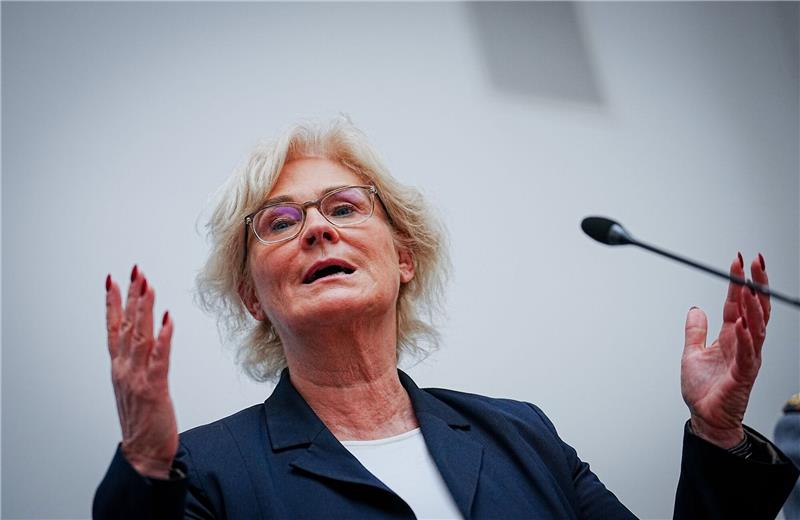 Rücktritt von Lambrecht erwartet - Debatte um Nachfolge Kurz vor dem Aus? Verteidigungsministerin Christine Lambrecht ist schon länger umstritten.