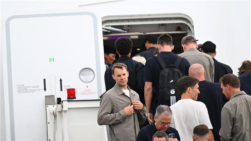 Kurz vor dem Start: Torwart Manuel Neuer (l) und Co. starten die WM-Mission.