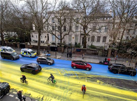 Kurz vor dem ersten Jahrestag des Krieges in der Ukraine leuchtet die Straße vor der russischen Botschaft in London blau-gelb.