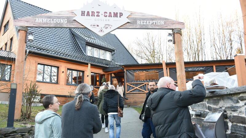 Pläne für Goslar-App, Innenstadt-Belebung und Abendshopping Kurz vor der Eröffnung der Saison in der „Futterscheune“ des Harz-Camps nutzte der Wirtschaftsausschuss die Gelegenheit, auf dem Gelände der ehemaligen Sennhütte zu tagen.