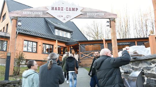 Kurz vor der Eröffnung der Saison in der „Futterscheune“ des Harz-Camps nutzte der Wirtschaftsausschuss die Gelegenheit, auf dem Gelände der ehemaligen Sennhütte zu tagen.