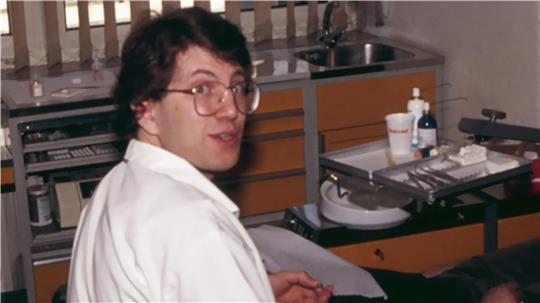 Kurz vor der Eröffnung seiner eigenen Praxis am 4. Januar 1985 sitzt Dr. Johannes-Josef Engelke als Assistenzarzt am Behandlungsstuhl.