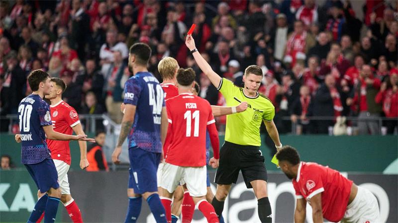 Dank Baumgartner: Leipzig entgeht Pokal-Blamage in Essen Kurz vor der Pause flog Nicolas Seiwald mit Gelb-Rot vom Platz.