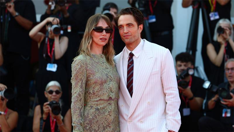 Robert Pattinson: Nach Geburt von Baby mehr Zeit zu arbeiten Kurz vor der Premiere seines neuen Films posiert Pattinson mit seiner Partnerin Suki Waterhouse.