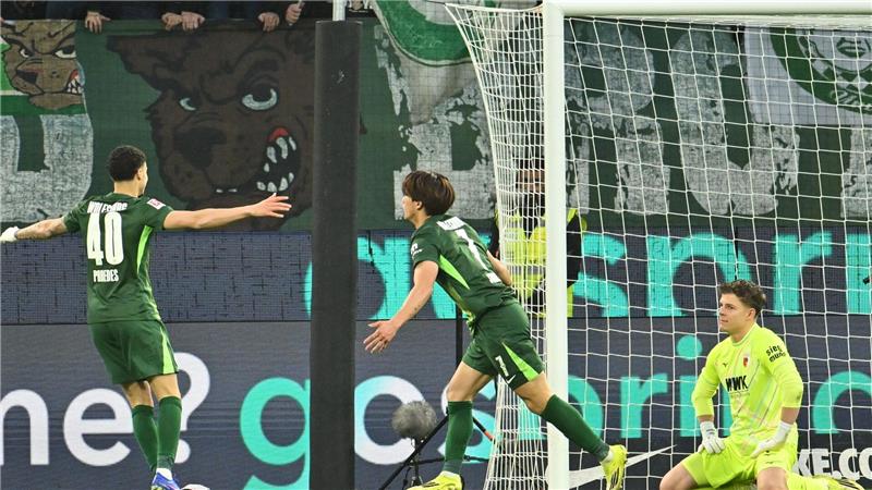 Erneute Pleite für Wolfsburg: 2:3 gegen den FC Augsburg Kurze Hoffnung für Wolfsburg: Kento Shiogai (M) jubelt über sein 2:1