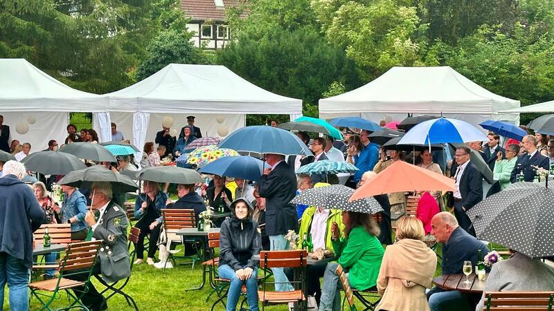 Regen trübte die Stimmung nur kurz Kurzeitiger Regen störte den sommerlichen Empfang nur wenig.
