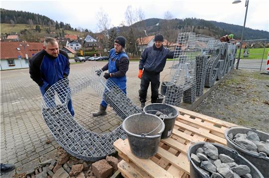 Kurzen Prozess macht das Team des niederländischen Herstellers mit dem Schriftzug auf dem Parkplatz hinter der Tourist-Info in Lautenthal.  Foto: Kühlewind