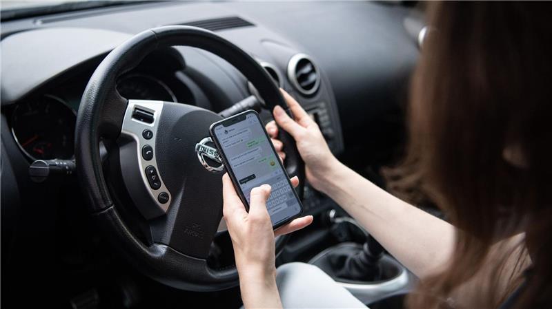 Kurzer Blick aufs Handy: Unaufmerksamkeit ist laut Unfallforschern eine der häufigsten Unfallursachen. (Symbolbild)
