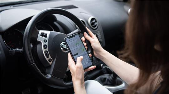 Kurzer Blick aufs Handy: Unaufmerksamkeit ist laut Unfallforschern eine der häufigsten Unfallursachen. (Symbolbild)