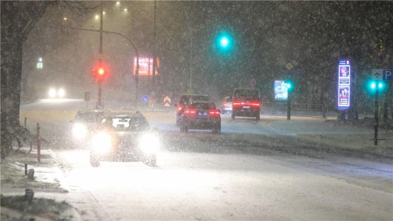 Kurzes Wintergastspiel im Norden mit Verkehrsproblemen Kurzfristig wird es rutschig auf den Straßen in Hamburg.