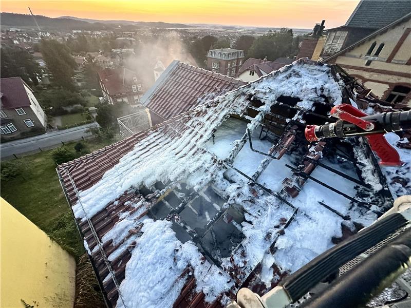 Feuer in Blankenburger Wohnung: Einsatzkräfte finden Leiche Kurzzeitig sah es so aus, als sei das Feuer gelöscht. Gegen 7.20 Uhr loderte es wieder auf. Foto: Feuerwehr Blankenburg