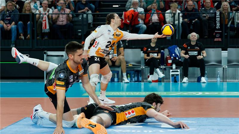 Kyle Dagostino (M) und seine Mitspieler von den BR Volleys in Aktion.