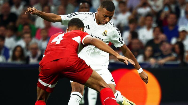 Kylian Mbappé im Zweikampf mit Josha Vagnoman.