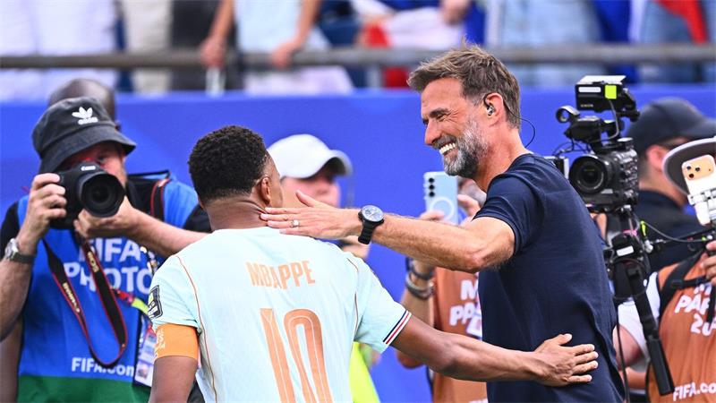 Kylian Mbappé (l.) und der designierte Bundestrainer Jürgen Klopp.