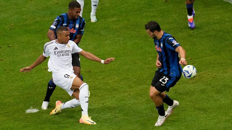„Magische Nacht“: Mbappé feiert Traumeinstand bei Real Kylian Mbappé trifft in seiner ersten Pflichtspielpartie für Real Madrid zum 2:0 im Super Cup.