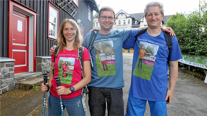 144 Teilnehmer starten beim Nordic-Walking-Cup in Buntenbock Kylie Isabel Wersinger, Christian Schuder und Ulrich Steiner (v.li.) nehmen schon seit 2017 an dem Nordic-Walking-Cup teil. Bei der diesjährigen Eröffnungsveranstaltung in Altenau kam ihnen die Idee zu den eigenen Shirts. Foto: Neuendorf