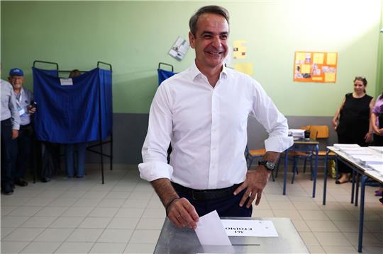 Kyriakos Mitsotakis gibt in einem Wahllokal seine Stimme ab.