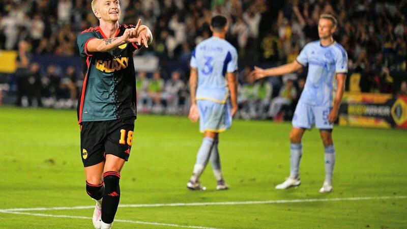 L und A für Los Angeles: Marco Reus bejubelt seinen Treffer zum 2:0.