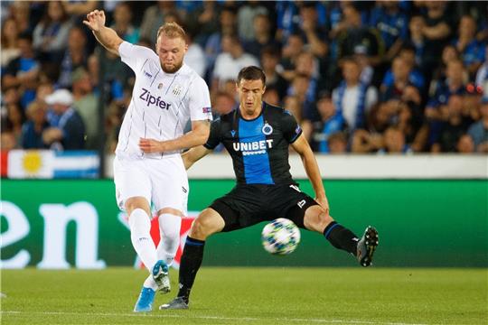 LASK's Thomas Goiginger (l) und Brügges Matej Mitrovic (r) in Aktion.