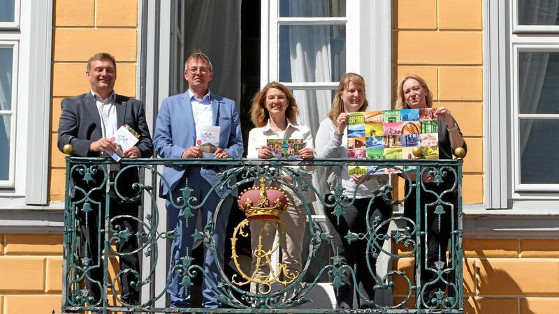 „Der Harz ist sexy“: LBEG rechnet mit Massen zum Doppeljubiläum LBEG-Festorganisator (v.l.) Stefan Wittke, LBEG-Präsident Carsten Mühlenmeier, Bürgermeisterin Petra Emmerich-Kopatsch, Teamleiterin der Tourist-Informationen Katharina Dundler und Sachgebietsleiterin Inga Pätzolt aus dem Rathaus präsentieren das Programm.