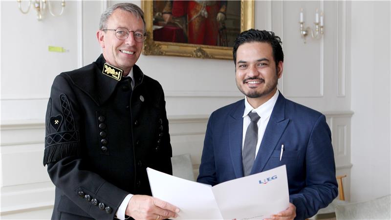Mohammed Shemel Reza ist der erste Beamte aus Bangladesch LBEG-Präsident Carsten Mühlenmeier (li.) überreicht Mohammed Shemal Reza im Weißen Saal des LBEG-Dienstsitzes in Clausthal-Zellerfeld seine Ernennungsurkunde zum Beamten aus Widerruf.