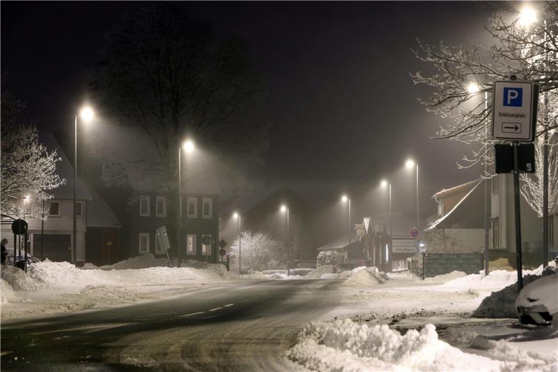 LED-Technik setzt Fahrbahn und Gehwege der Straße Am Schlagbaum in helles Licht. Foto: Neuendorf