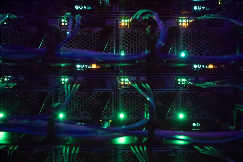 Öko-Bilanz der IT-Systeme des Bundes kaum verbessert LEDs in einem Serverschrank in einem Rechenzentrum: Betreiber von Rechenzentren sind dazu verpflichtet, den Stromverbrauch ab dem 1. Januar 2024 zu 50 Prozent durch Strom aus erneuerbaren Energien zu decken.