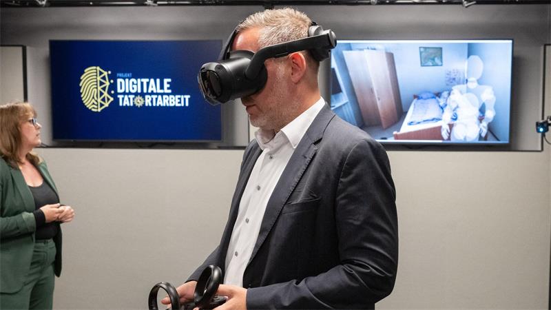 Niedersachsens Polizei erprobt den begehbaren Tatort LKA-Präsident Thorsten Massinger begeht mit einer digitalen Brille einen Übungs-Tatort im neuen XR-Labor im Kriminaltechnischen Institut.