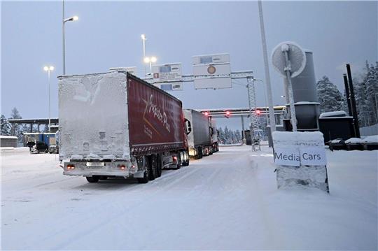 LKW stehen an der internationalen Grenzübergangsstation Raja-Jooseppi.