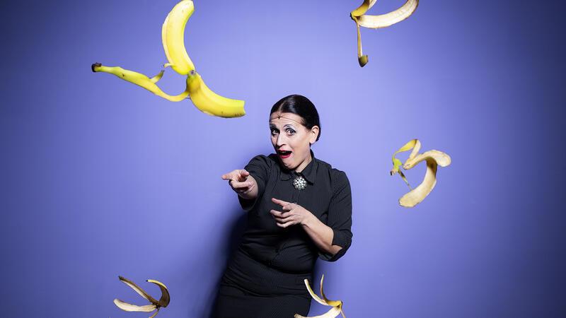 Bad Harzburger Kulturklub erwartet exquisite Gäste La Signora, die komischste Raupe in der deutschen Comedy- und Kabarettszene präsentiert ihr neues Programm „groß! blond! erfolgreich“.