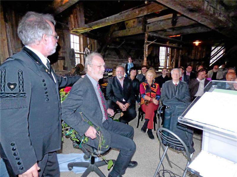 Lachend nimmt Wilhelm Marbach auf seinem alten Bürostuhl Platz – ein Überraschungsgeschenk des Museumsvereins.