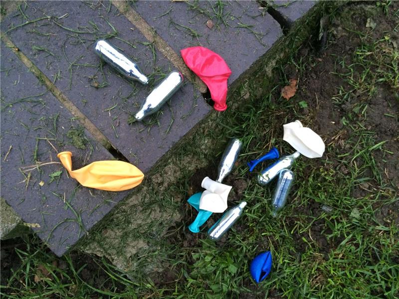 Mehrere Staaten gehen gegen Lachgas vor Lachgas-Kartuschen und Luftballons in einem Park in London. Die britische Regierung will den Konsum von Lachgas eindämmen.