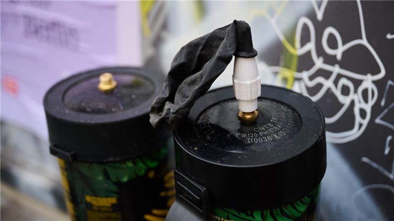 Lachgas ist besonders bei Jugendlichen beliebt. (Archivbild)