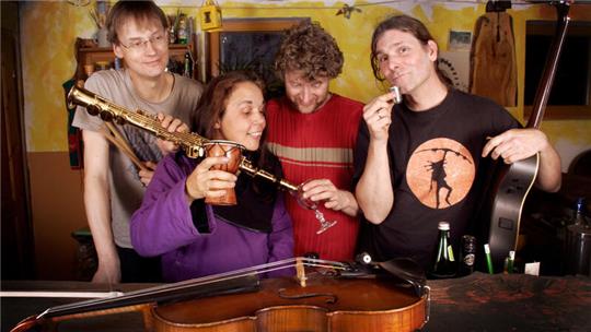 Lack of Limits spielen einen Genre-Mix von Folk bis Rock und Reggae.