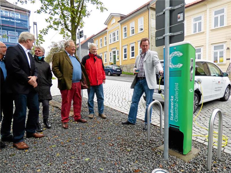 Lade-Premiere an der E-Tanksäule am Clausthaler Marktkirchenplatz mit Stadtwerken und Offiziellen.  Foto: Ebeling