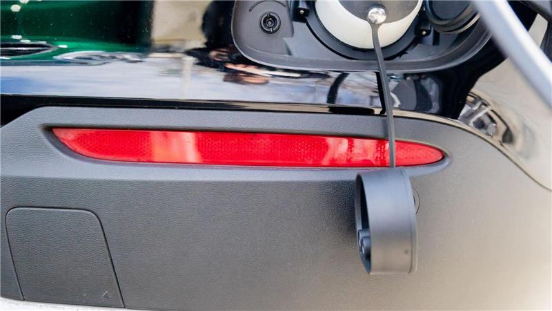 Ladekabel und Auspuff: Das muss ein Plug-in-Hybrid sein. (Archivbild)