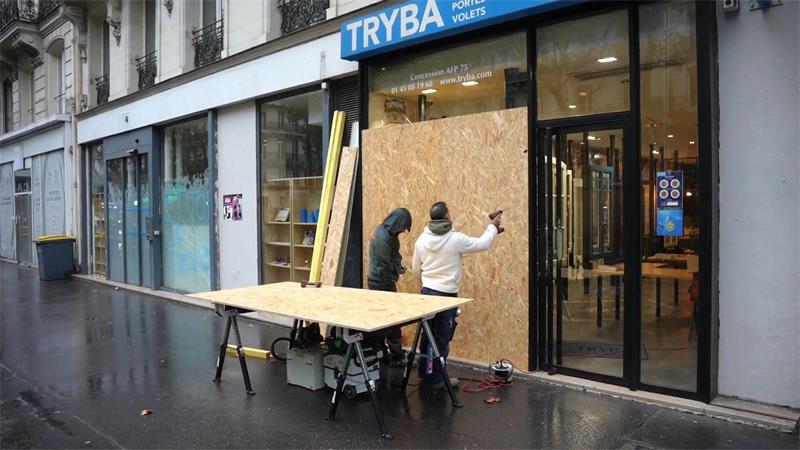 Anspannung in Frankreich vor Demos und möglichen Krawallen Ladeninhaber treffen Schutzmaßnahmen wegen befürchteter Krawalle.