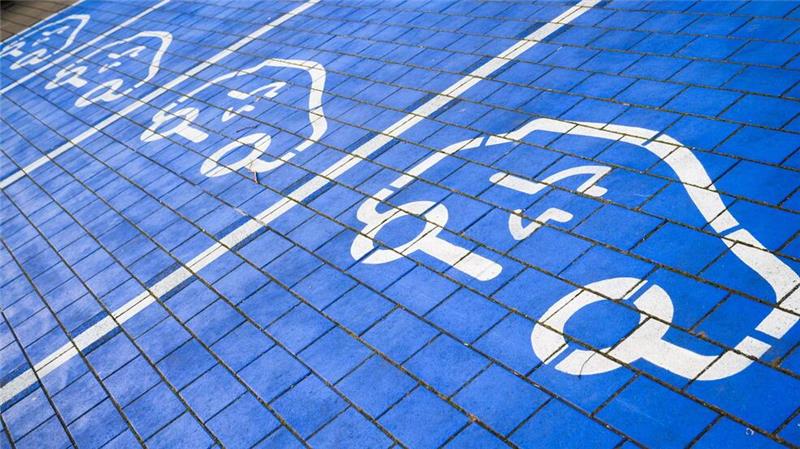 HUK-Umfrage: Umstiegstempo auf E-Autos halbiert Ladeplätze für Elektroautos. Nach dem plötzlichen Aus der E-Auto-Kaufzuschüsse Ende 2023 hat sich das Umstiegstempo auf Elektroautos laut HUK Coburg hallbiert.