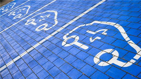 Ladeplätze für Elektroautos. Nach dem plötzlichen Aus der E-Auto-Kaufzuschüsse Ende 2023 hat sich das Umstiegstempo  auf Elektroautos laut HUK Coburg hallbiert. 