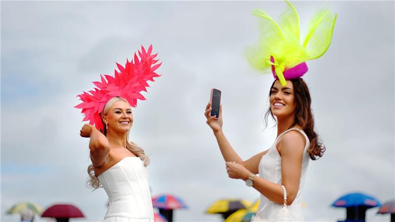 Bilder des Tages Ladies Day auf der Galway-Rennbahn