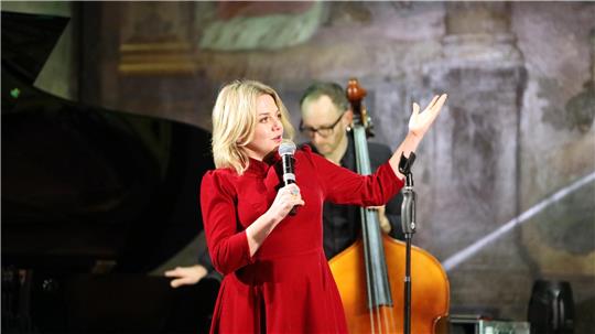 Lady in Red: Annett Louisan singt in der Kaiserpfalz.  Foto: Neuendorf