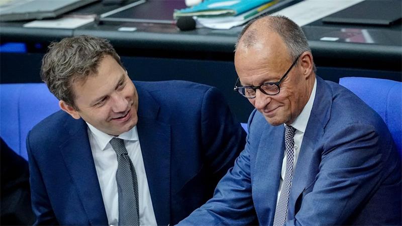 Lächeln im Bundestag - Merz und Klingbeil nehmen an Bundestagsdebatte zur Steuerpolitik teil