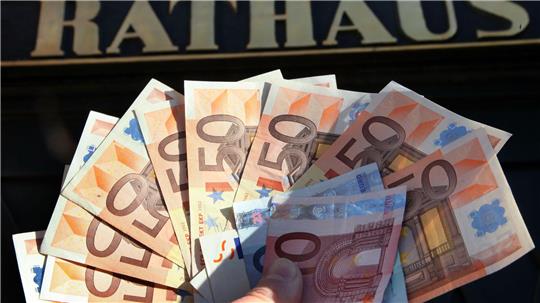 Länder mit hochverschuldeten Kommunen sollen Geld vom Bund bekommen. (Illustration)