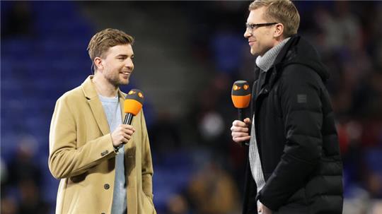 Länderspiele, Frankreich - Deutschland, Groupama Stadium. Die Fernsehexperten Christoph Kramer (l) und Per Mertesacker stehen vor dem Spiel zusammen. Beide sind auch beim EM-Eröffnungsspiel im Einsatz.