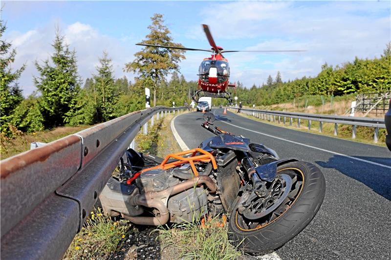 Rasen als Hauptgrund für schwere Motorradunfälle Länderübergreifend mahnt die Polizei Motorradfahrer zu einer vorsichtigen Fahrweise und zu Rücksichtnahme. Foto: Neuendorf