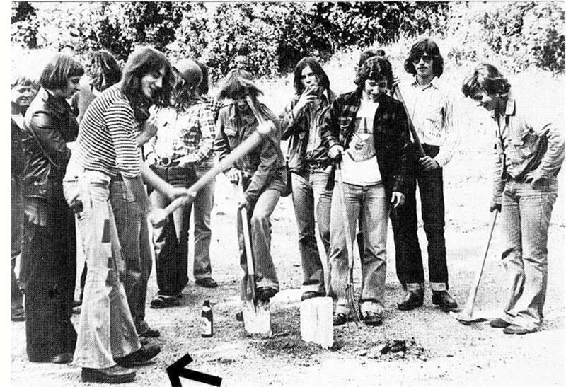 Längste Haare, breitester Schlag, höchste Plateau-Sohlen: Charly Abrahms (Pfeil) 1976 bei der symbolischen Grundsteinlegung für ein neues Jugendzentrum.