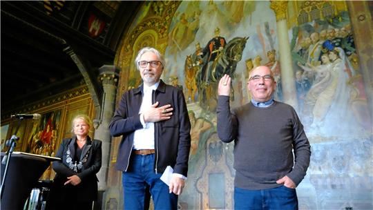 Lässig auf der Bühne, aber stolz auf den Preis: Vadim Zakharov (Mitte) und Yuri Albert (rechts) haben kurz zuvor den Kaiserring von Urte Schwerdtner erhalten. Foto: Zietz