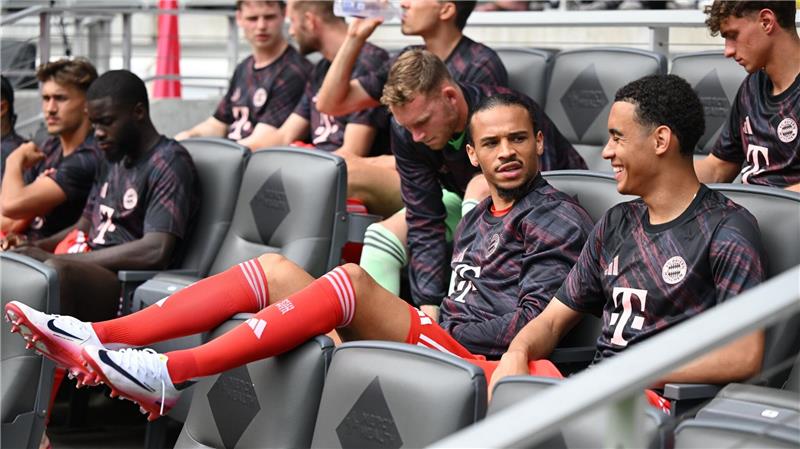 Lässig auf der Ersatzbank: Leroy Sané (l) neben Jamal Musiala.